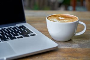 Laptop met koffie – online cursus volgen voor persoonlijke ontwikkeling en ondernemerschap