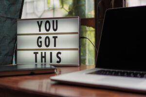 Lichtbox met tekst 'You Got This' en laptop – motivatie voor beginnende bloggers